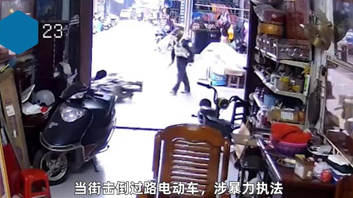交警持棍击倒电动车被免职辞退，执法者切记要慎用手中之“棍”