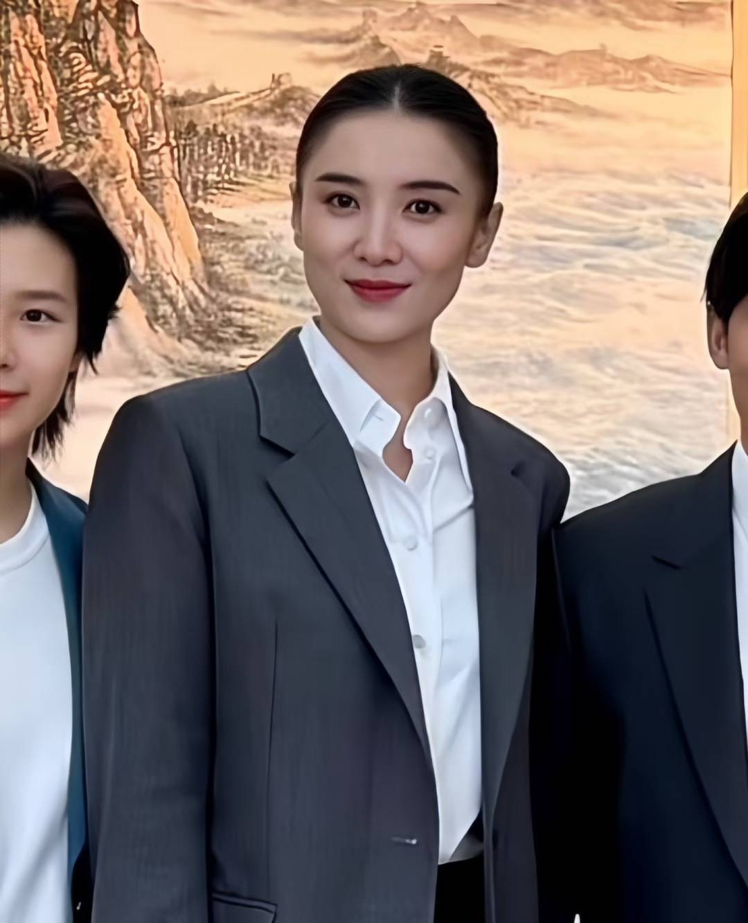 宋佳“体制内”穿搭上热搜，朱珠穿西装也不失韵味，这股风终究被她们穿火了！