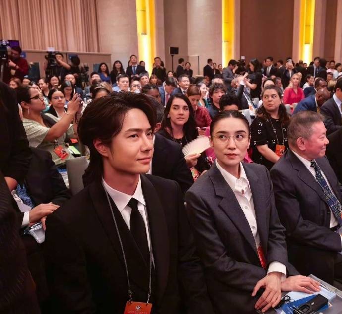 宋佳“体制内”穿搭上热搜，朱珠穿西装也不失韵味，这股风终究被她们穿火了！