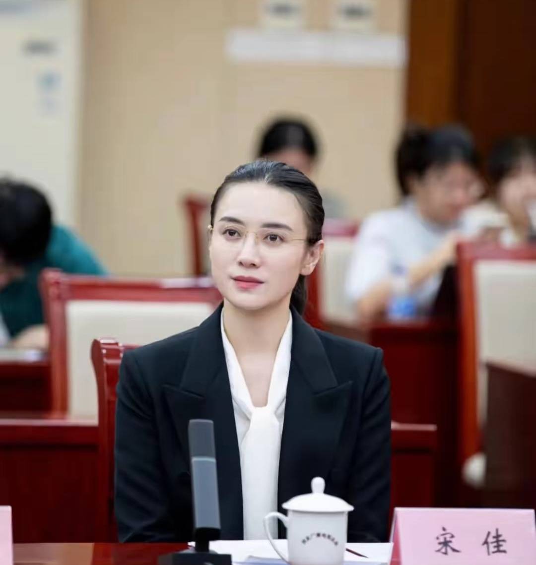 宋佳“体制内”穿搭上热搜，朱珠穿西装也不失韵味，这股风终究被她们穿火了！
