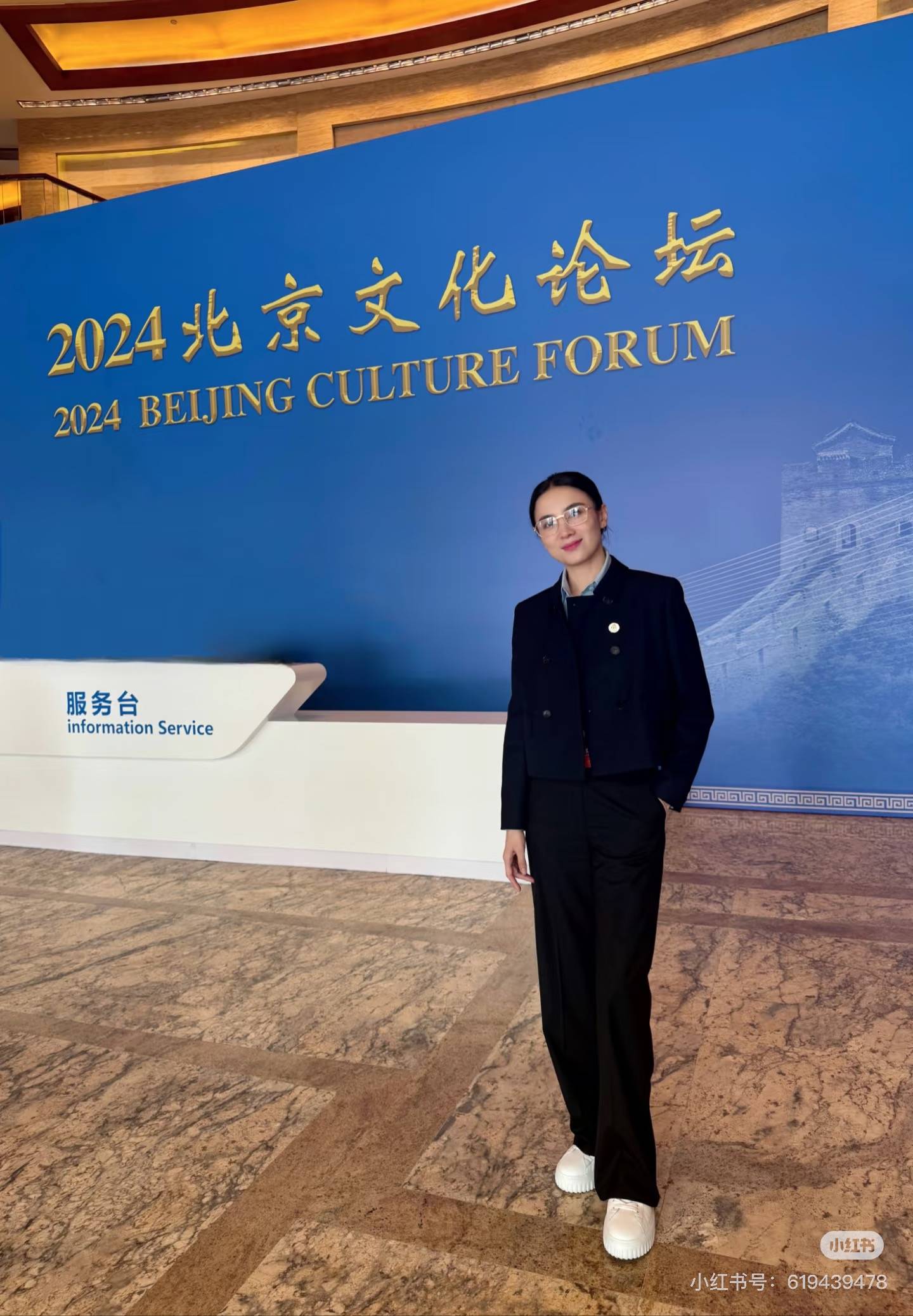 宋佳“体制内”穿搭上热搜，朱珠穿西装也不失韵味，这股风终究被她们穿火了！