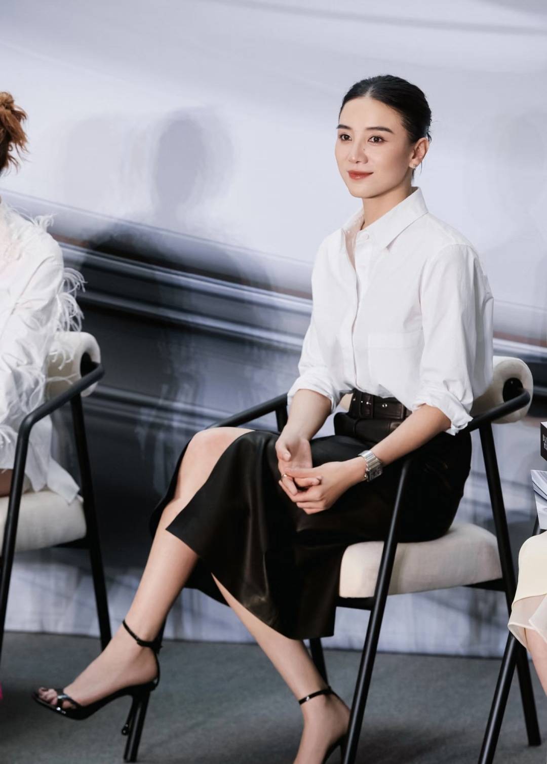 宋佳“体制内”穿搭上热搜，朱珠穿西装也不失韵味，这股风终究被她们穿火了！