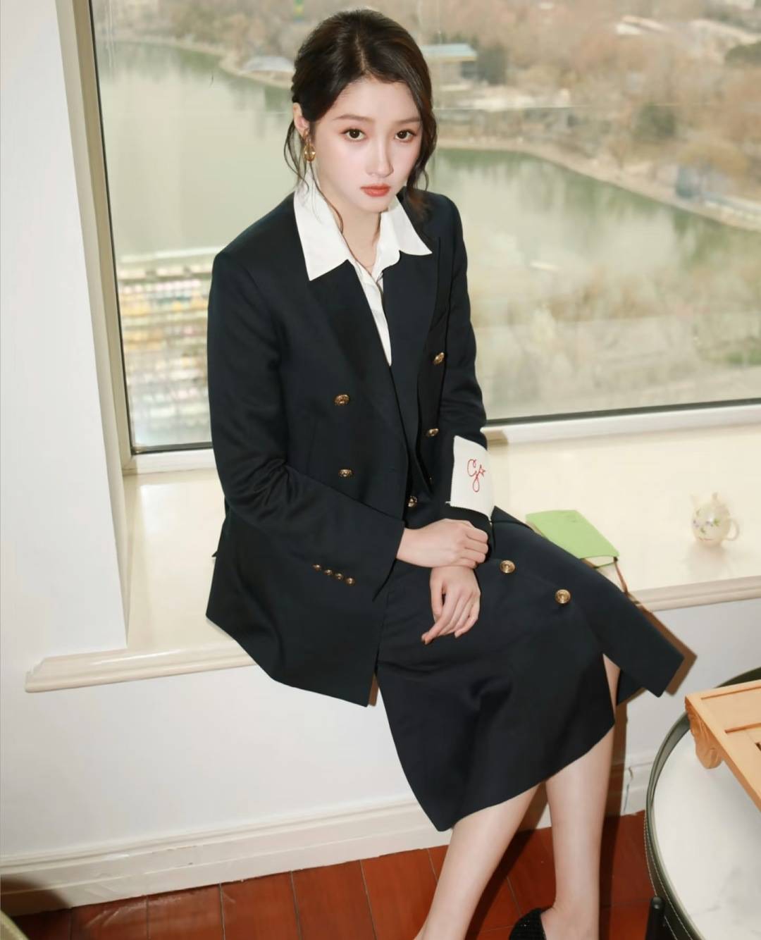 宋佳“体制内”穿搭上热搜，朱珠穿西装也不失韵味，这股风终究被她们穿火了！