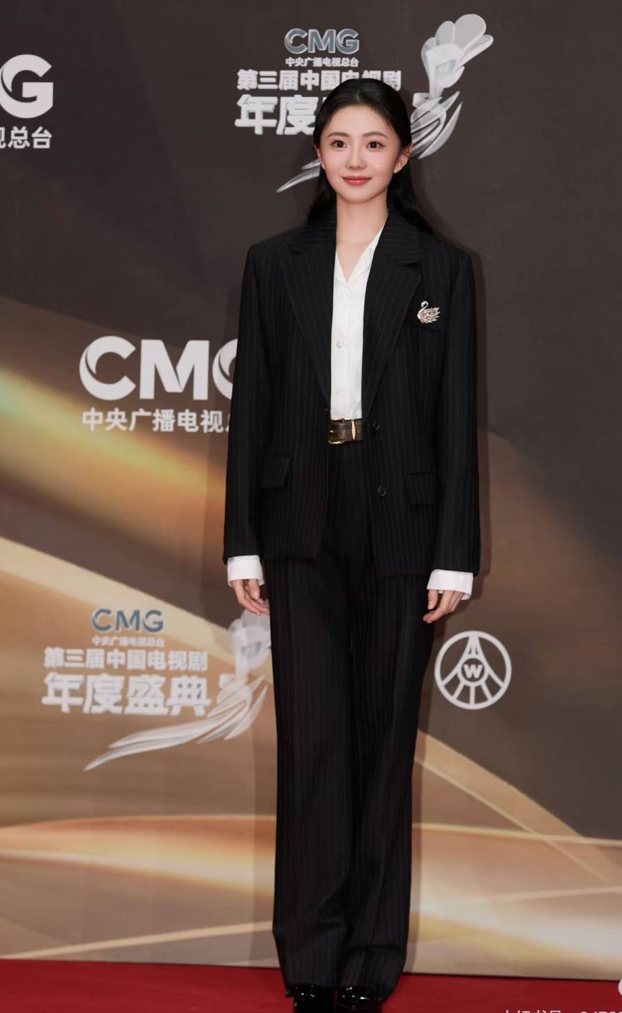 宋佳“体制内”穿搭上热搜，朱珠穿西装也不失韵味，这股风终究被她们穿火了！